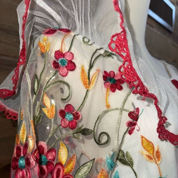 Pastel lined top Overlay embroidered floral
Tule overlay collar Flutter sleeve - Picture 4 of 11